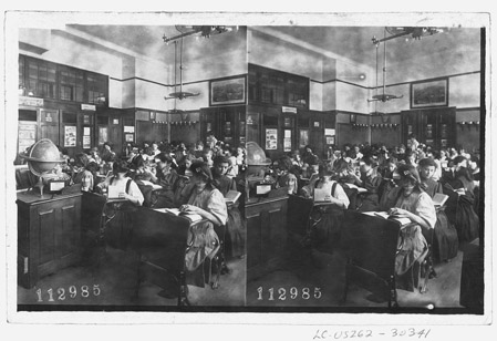 Figure 1.5 Stereoscopes in use in a classroom, 1908