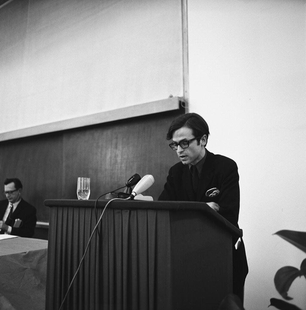 Photo displaying Jonathan Benthall from the Computer Arts Society, London, at the symposium at tendencies 4, “Computers and Visual Research,” RANS Moša Pijade, Zagreb, 1969.