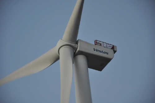 Photo of a wind turbine displaying its dimensions and the rotor overhang.