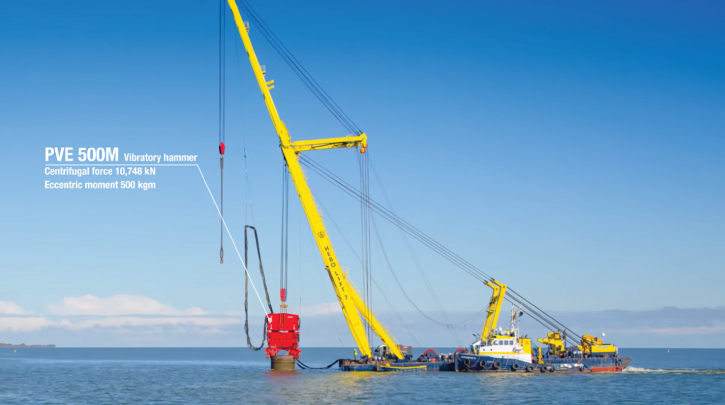 Photo displaying PVE 500M vibratory hammer used to remove the monopile from the ground.