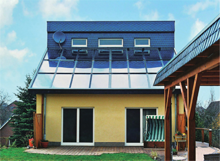 The illustration shows the front view of a house whose roof consists of an integrated solar thermal system. 