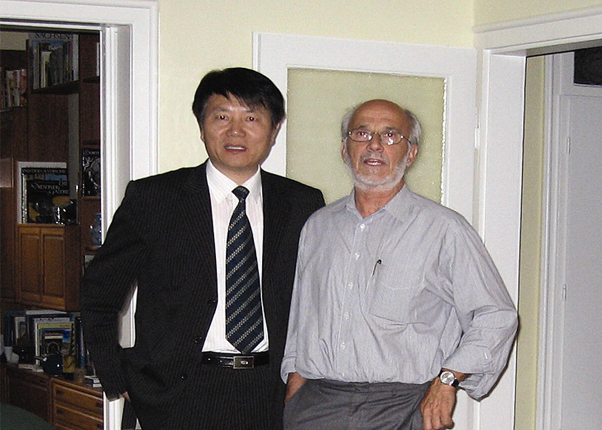 Photo of Professor Xiaoting Rui (left) and Professor Bodo Heimann (right) standing side by side.
