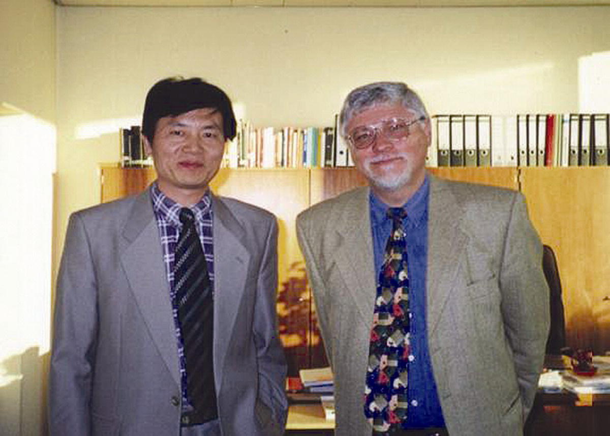 Photo of Professor Xiaoting Rui (left) standing beside Professor Karl Popp (right).