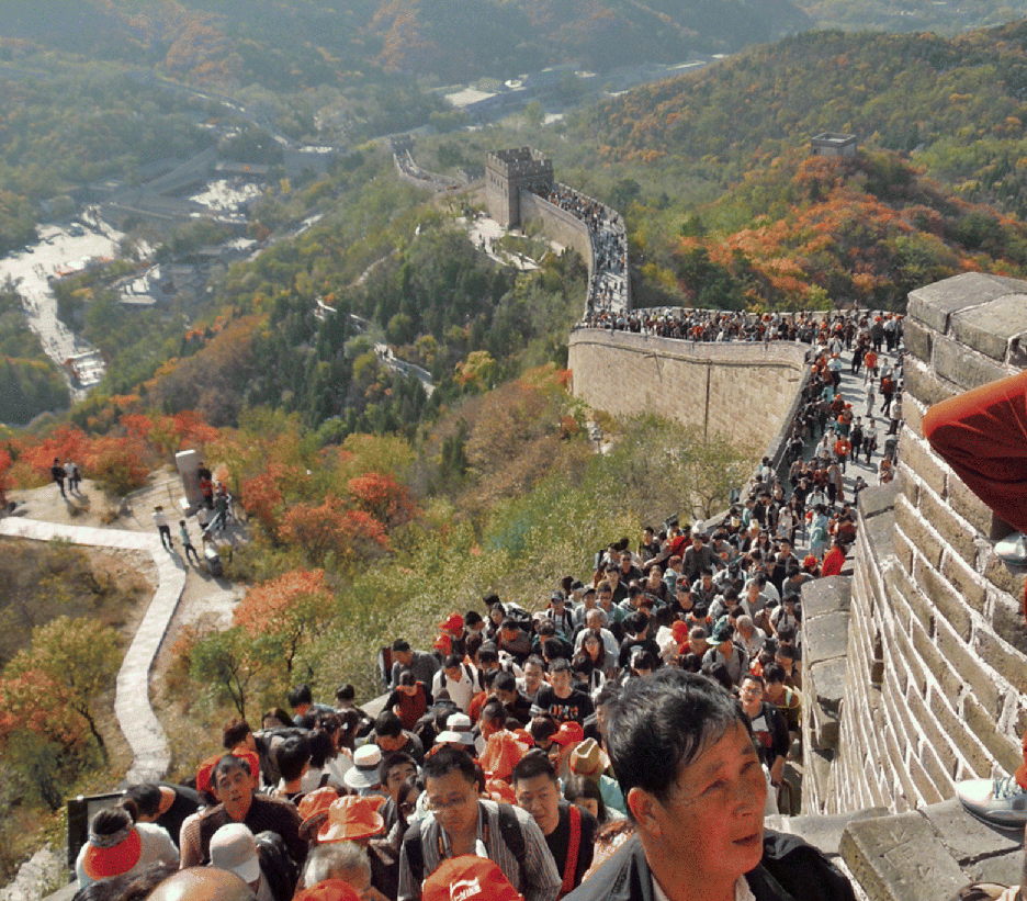 Photograph depicting the Great Wall of China during the May Day holiday in 2016.